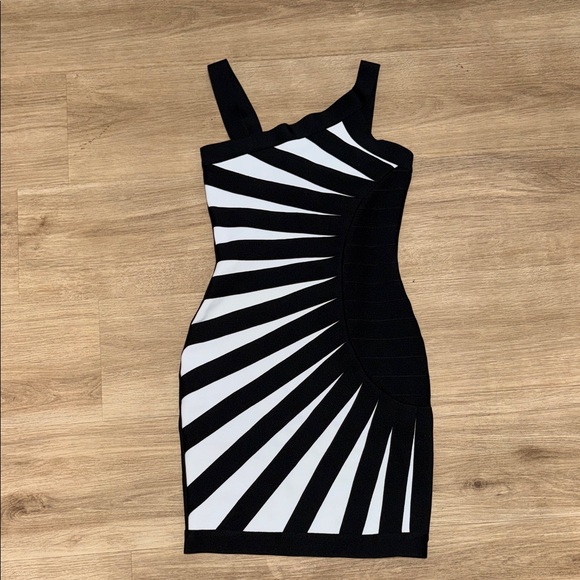 Bella Barnett Dresses & Skirts - Black & White Sunburst Bodycon Mini Dress